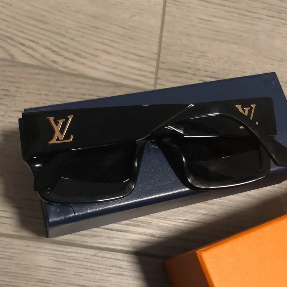 LV Clash Square Sunglasses Z1579E used once